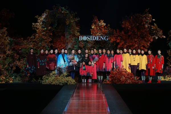 波司登连续19年代表中国防寒服向世界发布流行趋势。