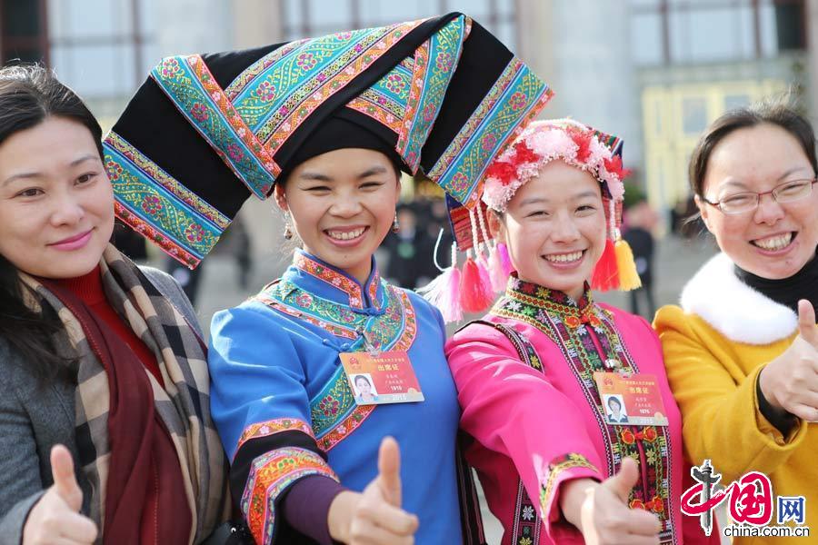 3月8日，几名女代表在人民大会堂前合影留念。 中国网记者 董宁摄影