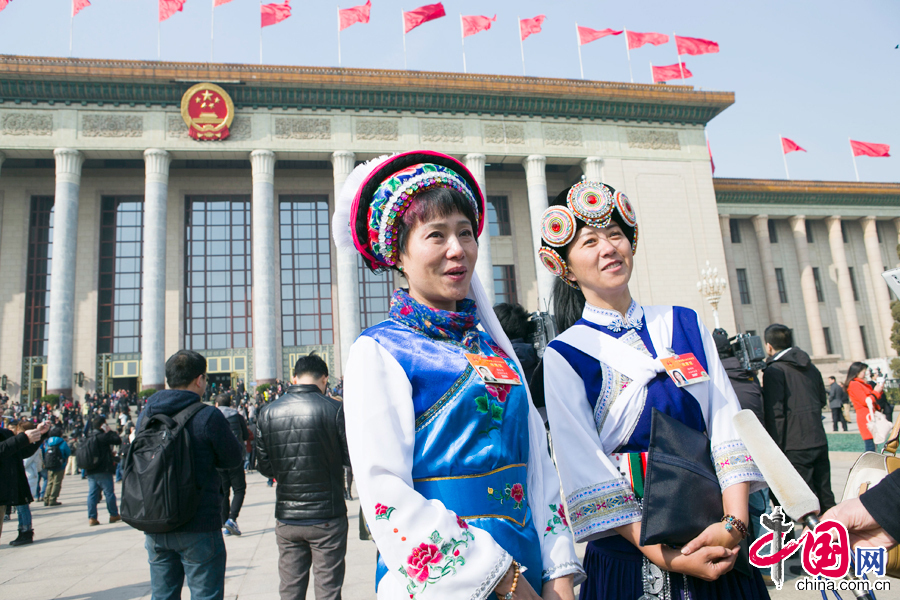 3月5日，少数民族代表在人民大会堂前合影。 中国网记者 董宁摄影