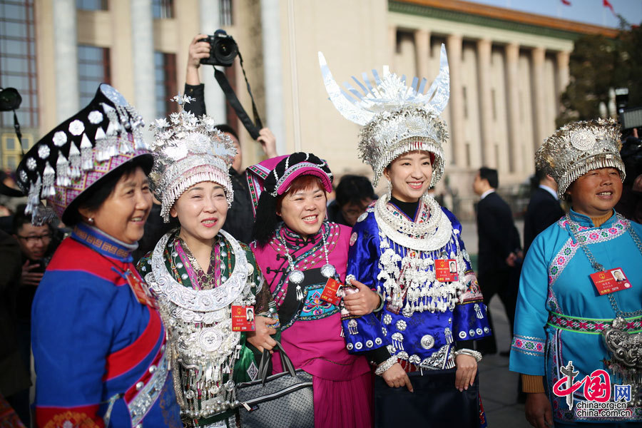 3月5日，来自全国各地的少数民族代表陆续步入人民大会堂。中国网 郑亮摄