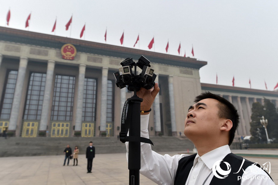 3月3日，全国政协十二届四次会议开幕，媒体记者正在使用全景拍摄设备。
