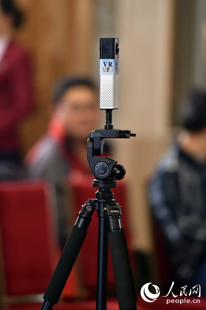 3月2日，在全国政协十二届四次会议新闻发布会上的全景拍摄设备。