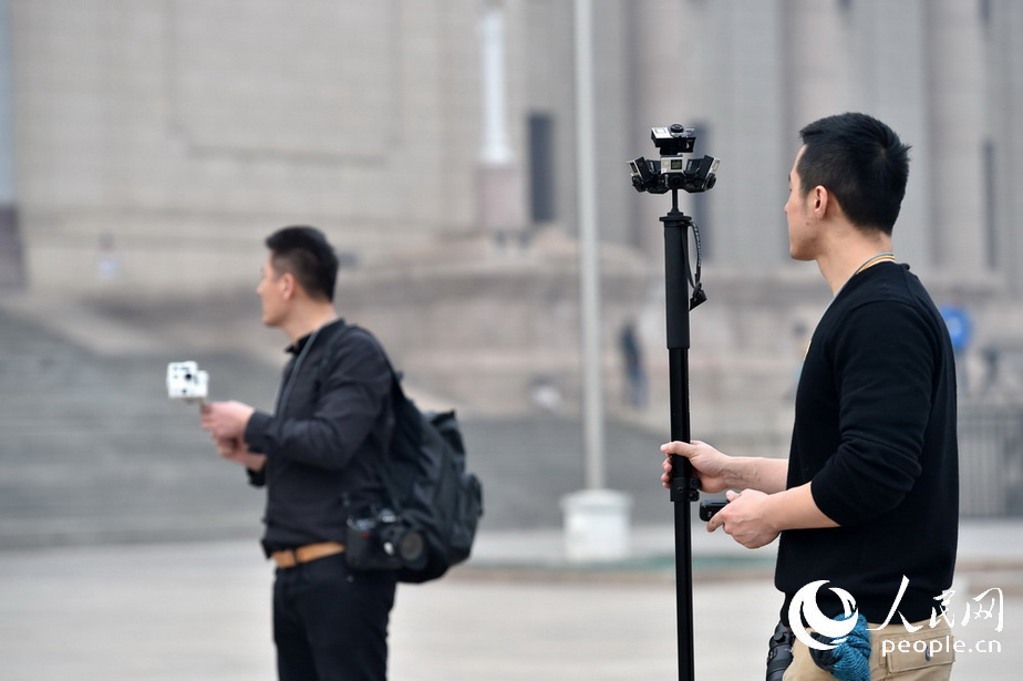 3月3日，全国政协十二届四次会议开幕，媒体记者正在使用全景拍摄设备。