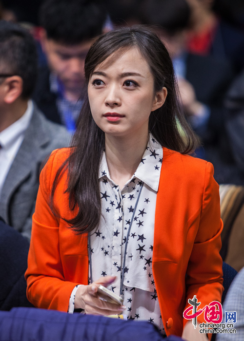 2015年3月8日，外长记者见面会，一位橙红色上衣的大眼美女记者格外引人注目。中国网 郑亮 摄