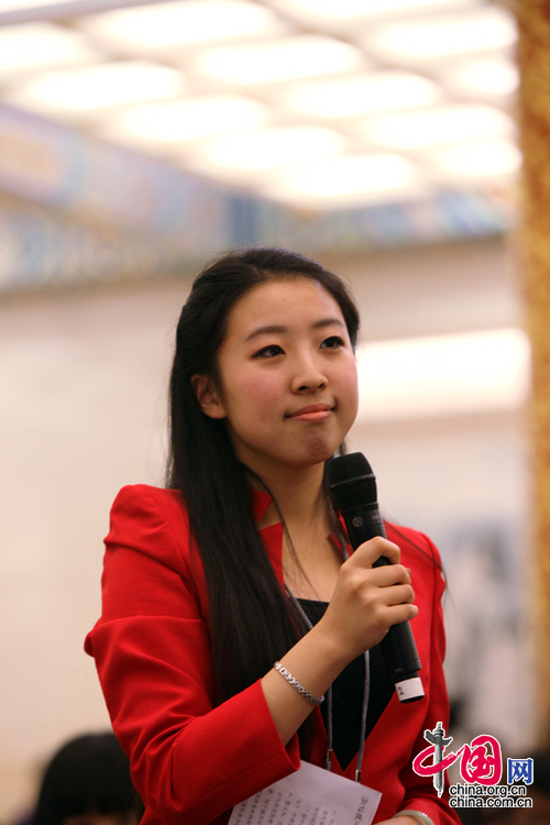2012年两会，中国网记者在全国政协十一届五次会议新闻发布会上向发言人提问。中国网 杨佳 摄