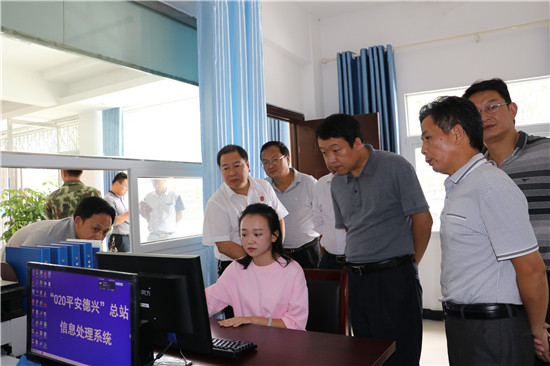 图说:德兴市委常委,政法委书记江俊调研指导"o2o平安德兴"平台建设
