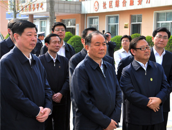 图说:原中央政治局委员,中央政法委副书记王乐泉同志到诸城市视察基层